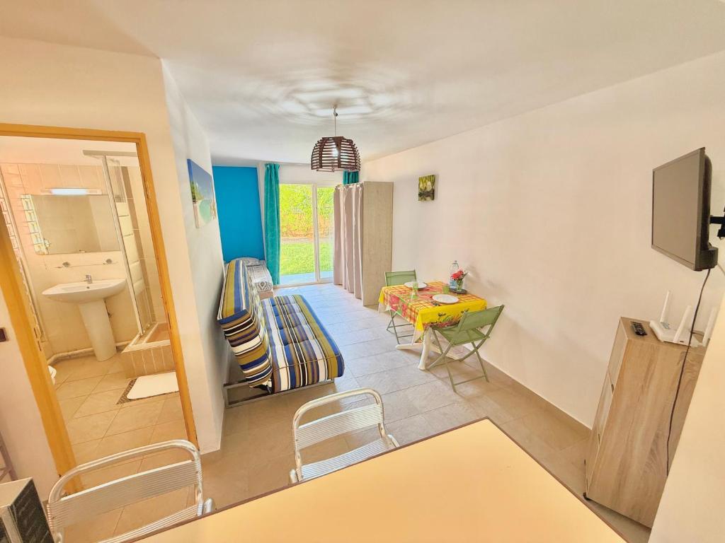 TV a/nebo společenská místnost v ubytování Studio Oasis - Piscine et proche des plages