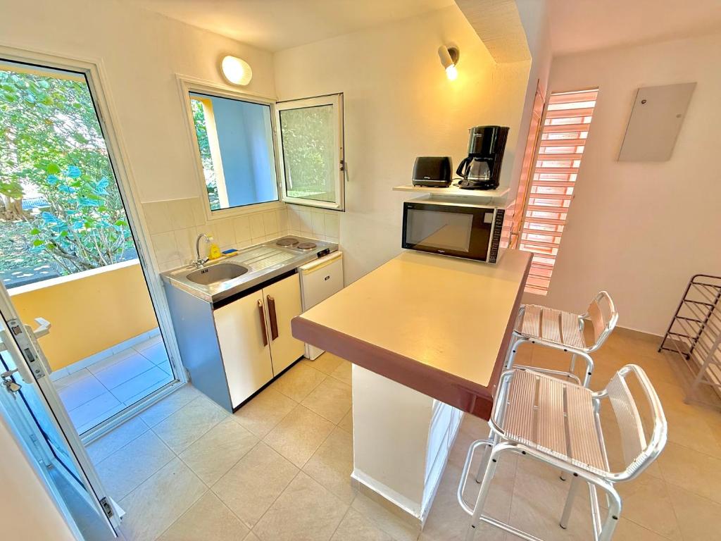 Kuchyň nebo kuchyňský kout v ubytování Studio Oasis - Piscine et proche des plages