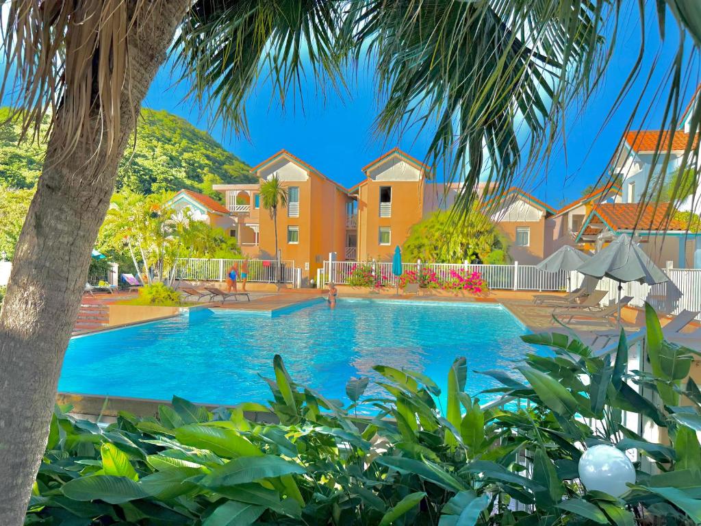 Bazén v ubytování Studio Oasis - Piscine et proche des plages nebo v jeho okolí