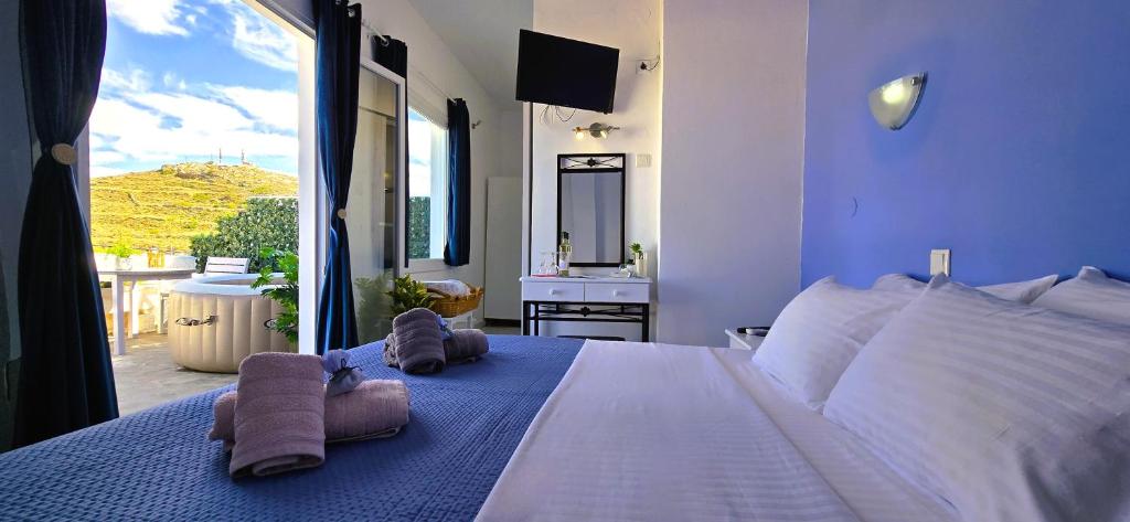 Postel nebo postele na pokoji v ubytování Syros Holidays