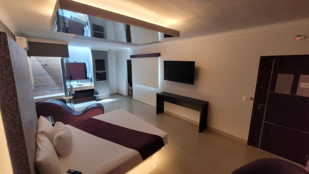 TV a/nebo společenská místnost v ubytování Motel Real de Queretaro