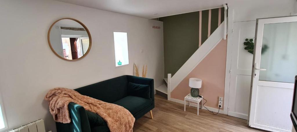 - un salon avec un canapé vert et un miroir dans l'établissement Cozy Home Near the Normandy Coast, à Douvres-la-Délivrande
