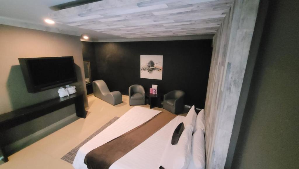 TV a/nebo společenská místnost v ubytování Motel Real de Queretaro