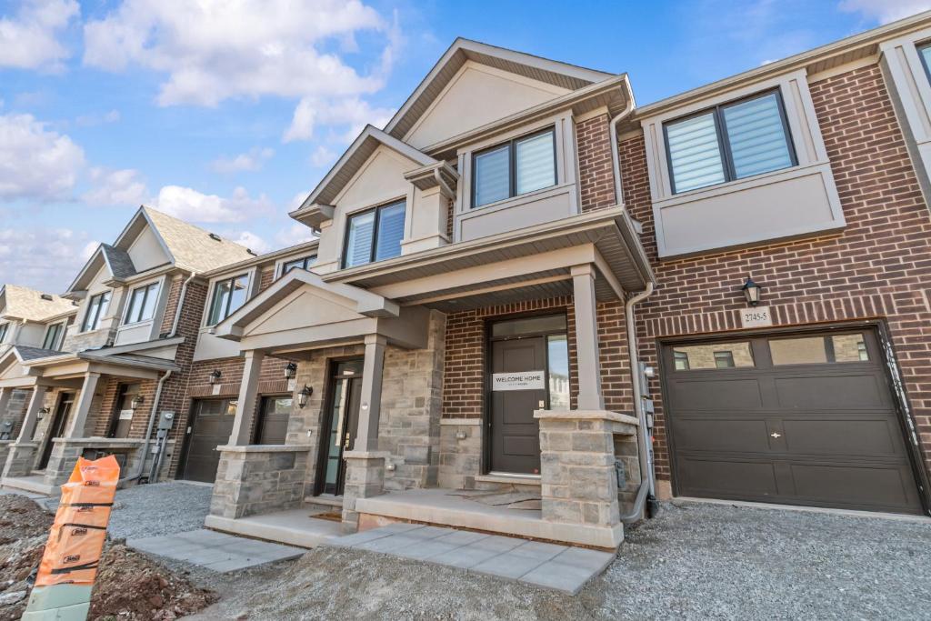 una gran casa de ladrillo con garaje en Luxury Townhome, en Oakville