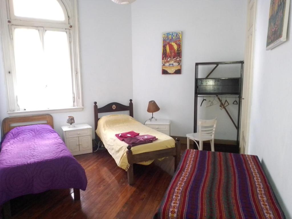 布宜诺斯艾利斯Edificio historico的有两张床和一面镜子的卧室