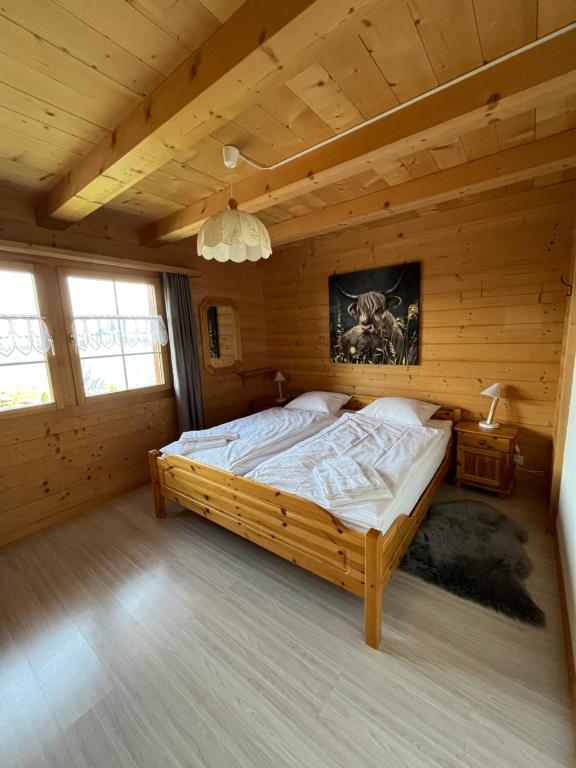 Postel nebo postele na pokoji v ubytování Alpzyt auf Axalp