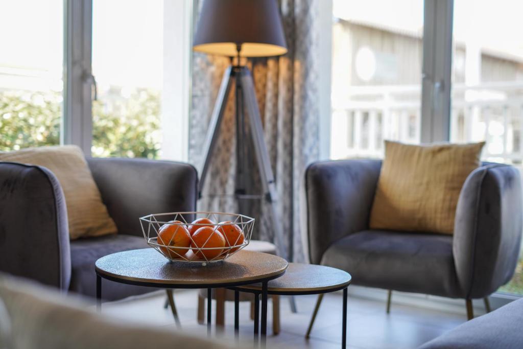 eine Schüssel Orangen auf einem Tisch im Wohnzimmer in der Unterkunft Appartement T2 idéal 2 personnes-150 m de la plage in Biscarrosse