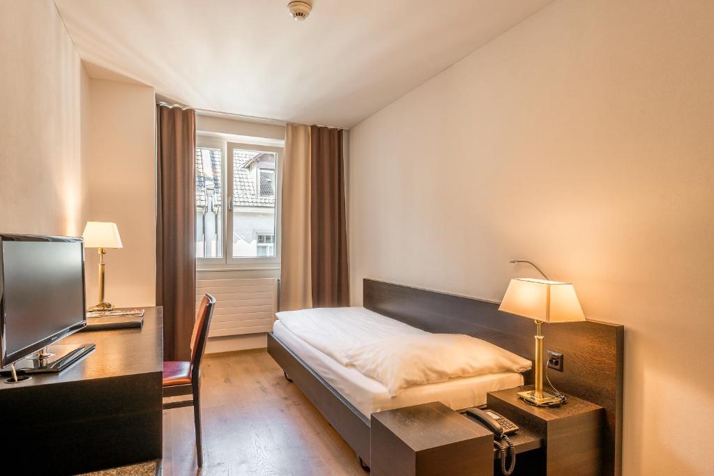 Postel nebo postele na pokoji v ubytování Hotel Alpina Luzern