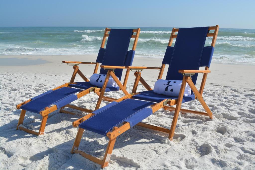 zwei Liegestühle im Sand am Strand in der Unterkunft Hotel Effie Sandestin Resort, Autograph Collection in Destin