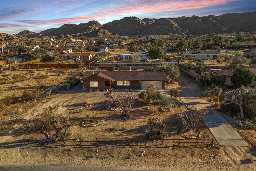 una vista aérea de una pequeña ciudad con montañas en The Latham Abode - Spa - Fire-pit - Game Room - NEW, en Joshua Tree
