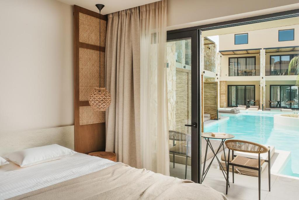 Bazén v ubytovaní Ekati Mare Lifestyle Resort alebo v jeho blízkosti