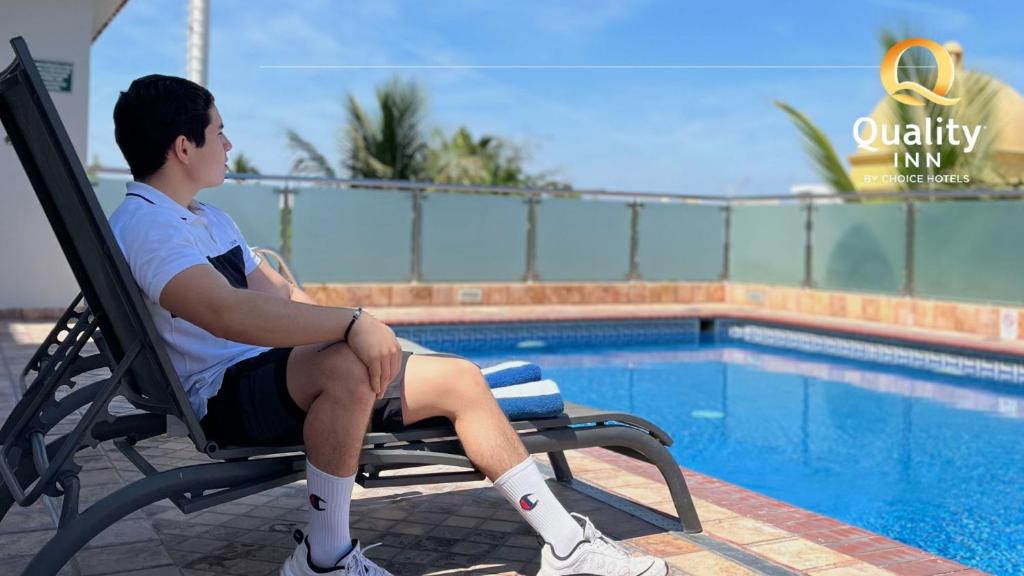 Bazén v ubytování Quality Inn Mazatlan nebo v jeho okolí