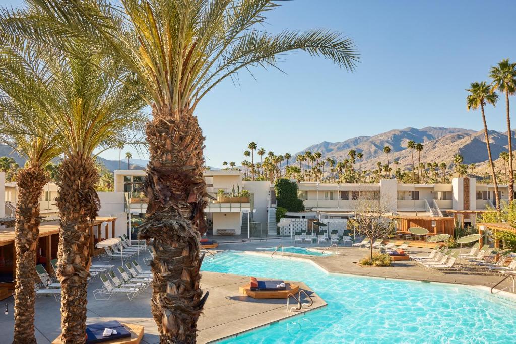 Bazén v ubytování Ace Hotel and Swim Club Palm Springs nebo v jeho okolí