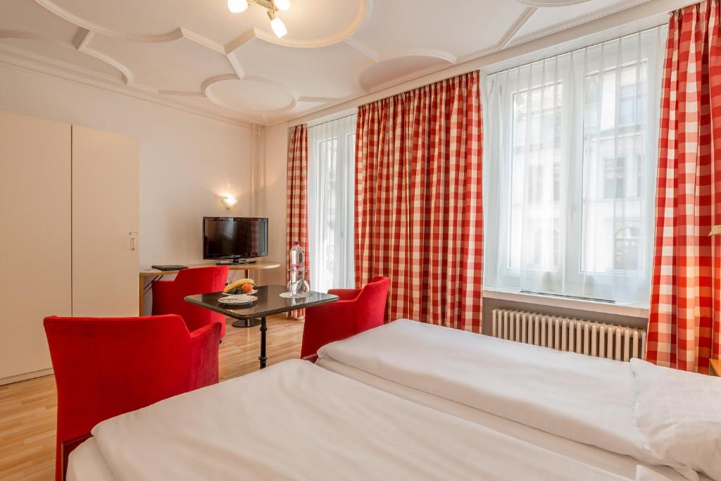Postel nebo postele na pokoji v ubytování Hotel Alpina Luzern