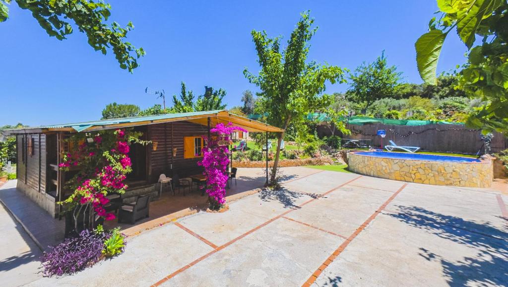 Bazén v ubytovaní Cubo's Finca la Rosa del Zangano alebo v jeho blízkosti