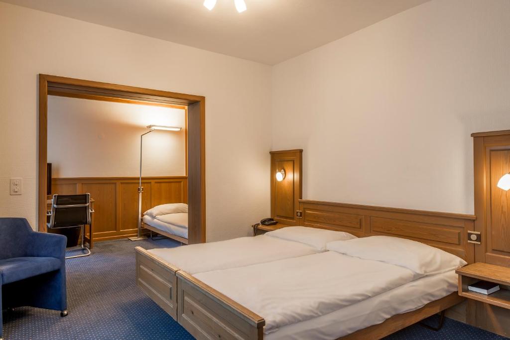 Postel nebo postele na pokoji v ubytování Hotel Alpina Luzern