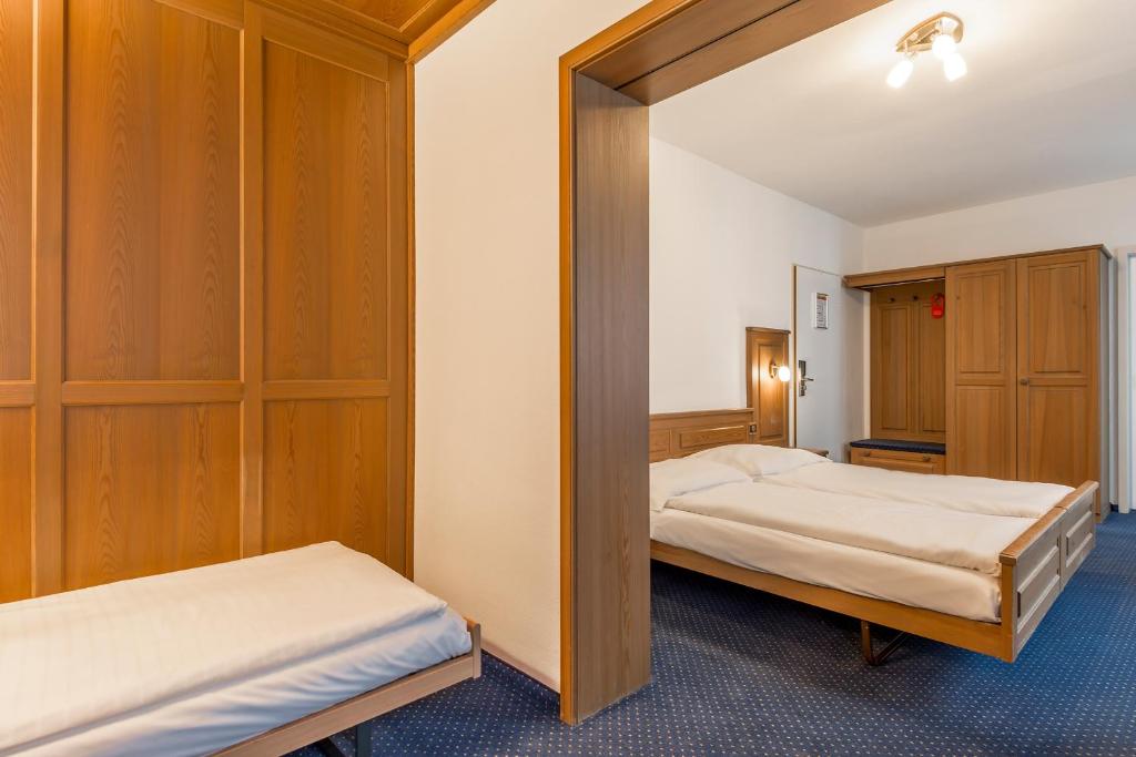 Postel nebo postele na pokoji v ubytování Hotel Alpina Luzern