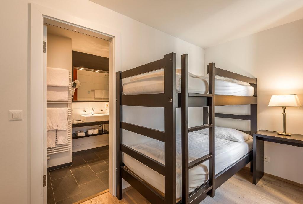 Postel nebo postele na pokoji v ubytování Hotel Alpina Luzern
