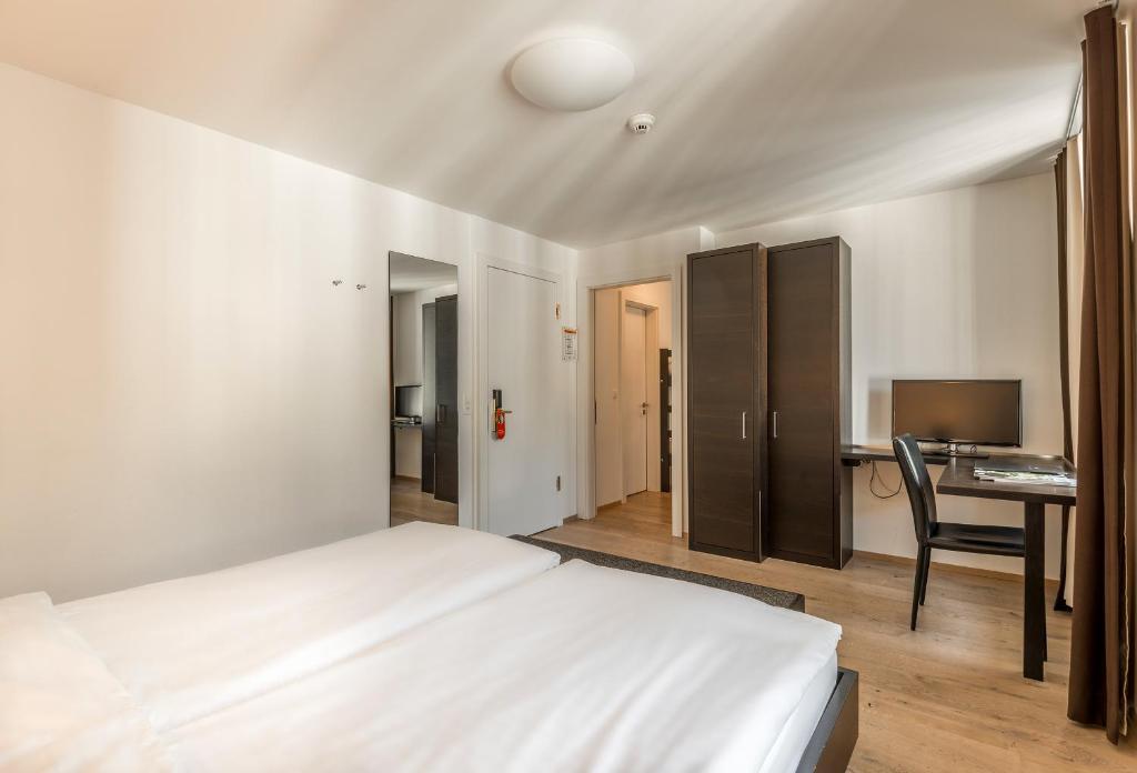 Postel nebo postele na pokoji v ubytování Hotel Alpina Luzern