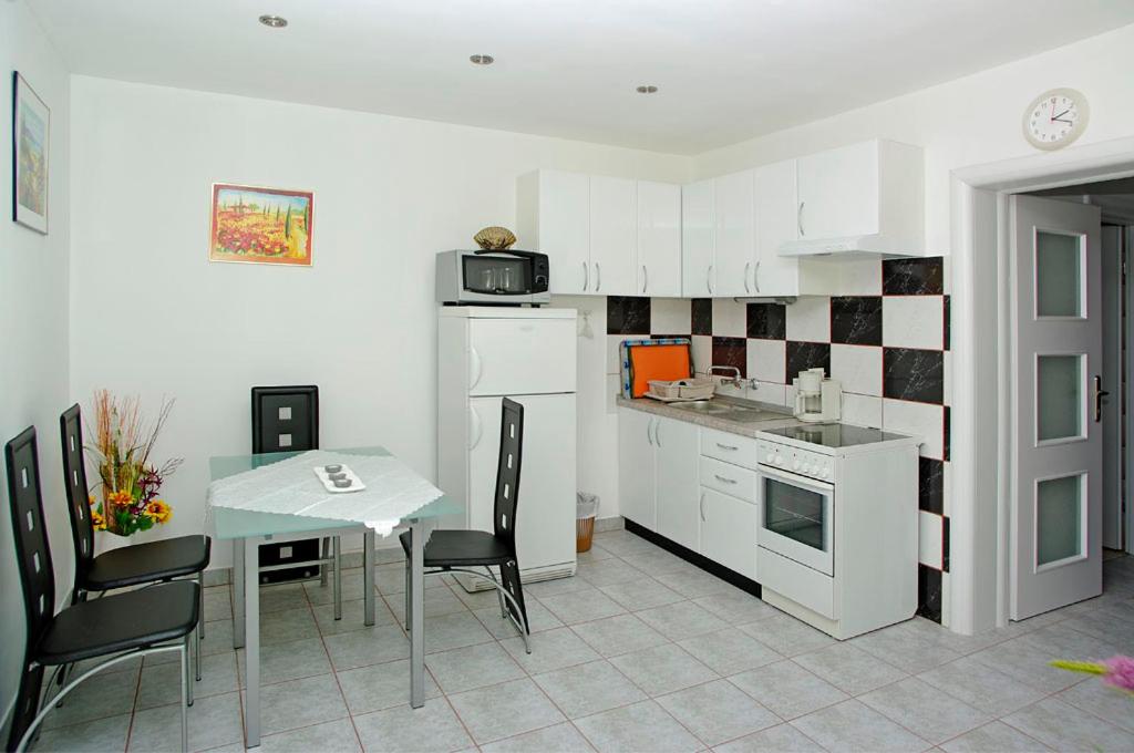 A cozinha ou cozinha compacta de Foissner Apartments