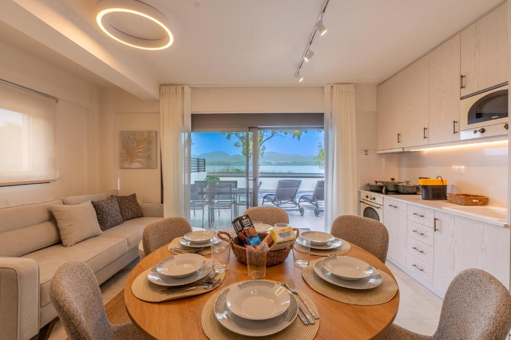 une cuisine et un salon avec une table et des chaises dans l'établissement Villa Episkopos Seaside, à Nikiana
