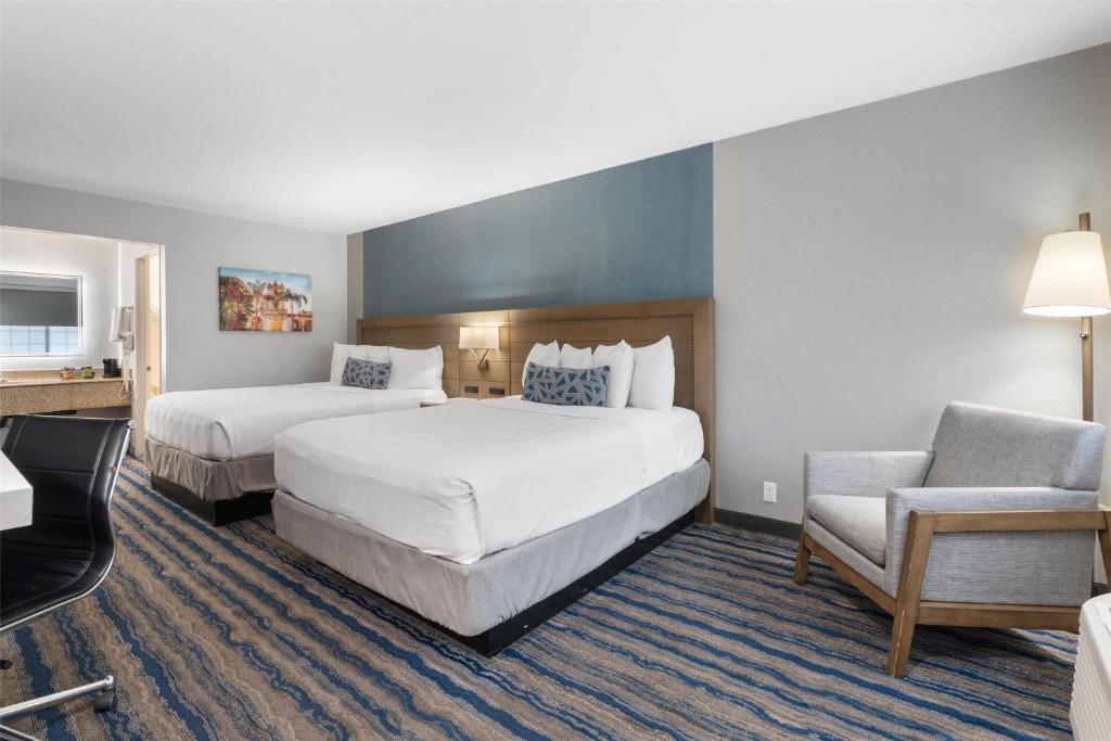 Ein Bett oder Betten in einem Zimmer der Unterkunft Best Western San Diego&#47;Miramar Hotel