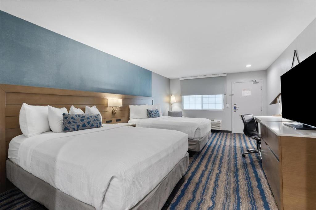 Ein Bett oder Betten in einem Zimmer der Unterkunft Best Western San Diego&#47;Miramar Hotel
