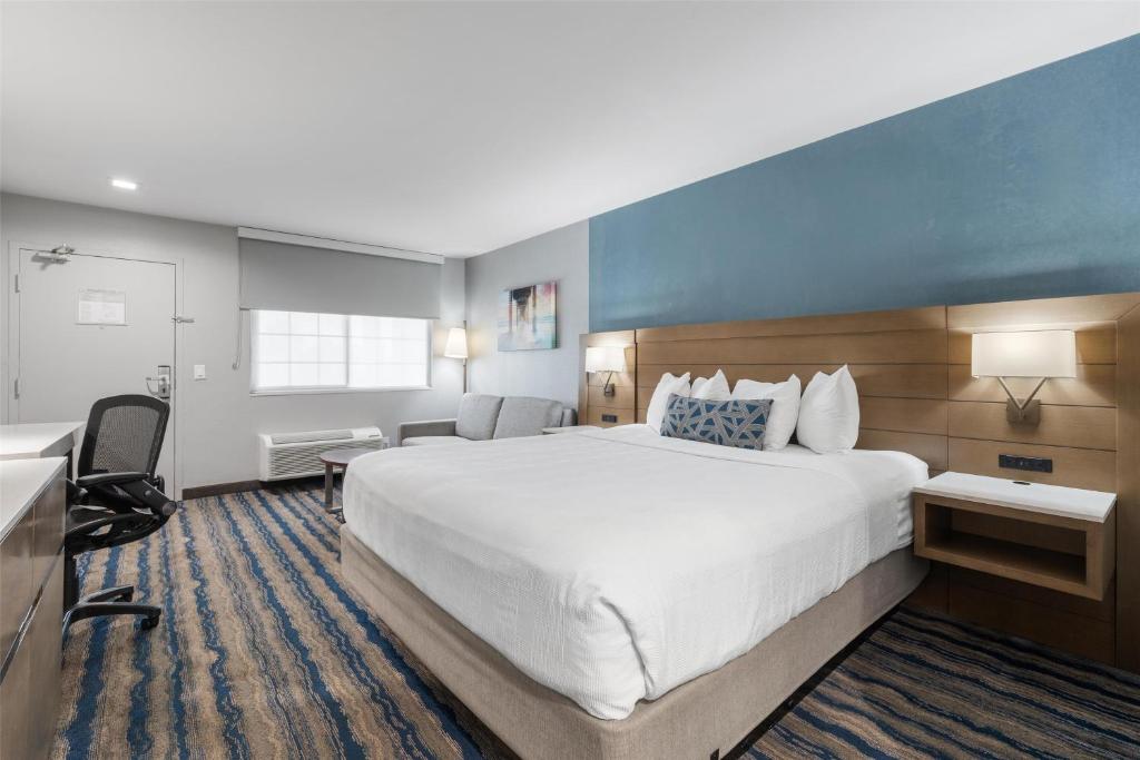 Ein Bett oder Betten in einem Zimmer der Unterkunft Best Western San Diego&#47;Miramar Hotel