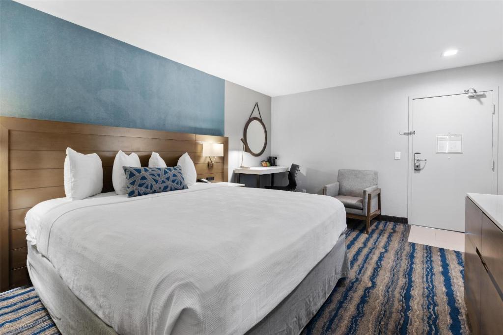 Ein Bett oder Betten in einem Zimmer der Unterkunft Best Western San Diego&#47;Miramar Hotel