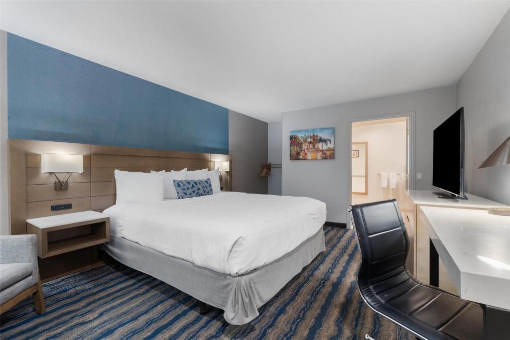 Ein Bett oder Betten in einem Zimmer der Unterkunft Best Western San Diego&#47;Miramar Hotel