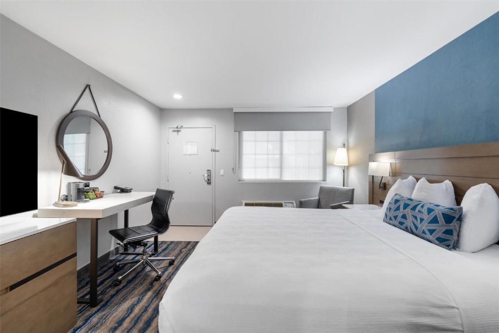 Ein Bett oder Betten in einem Zimmer der Unterkunft Best Western San Diego&#47;Miramar Hotel