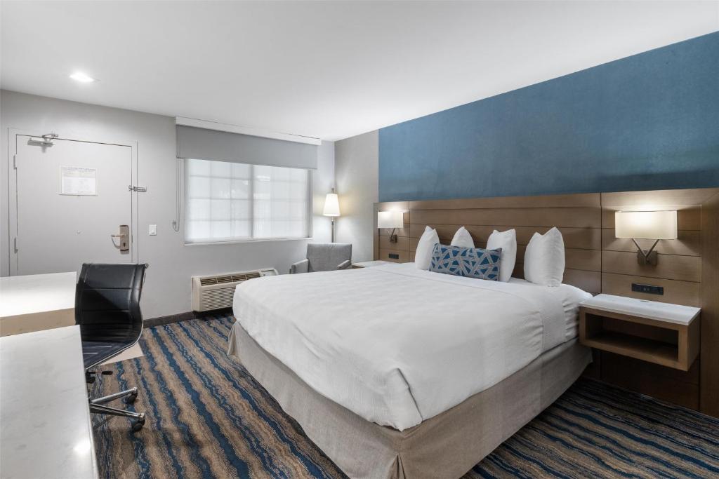 Ein Bett oder Betten in einem Zimmer der Unterkunft Best Western San Diego&#47;Miramar Hotel
