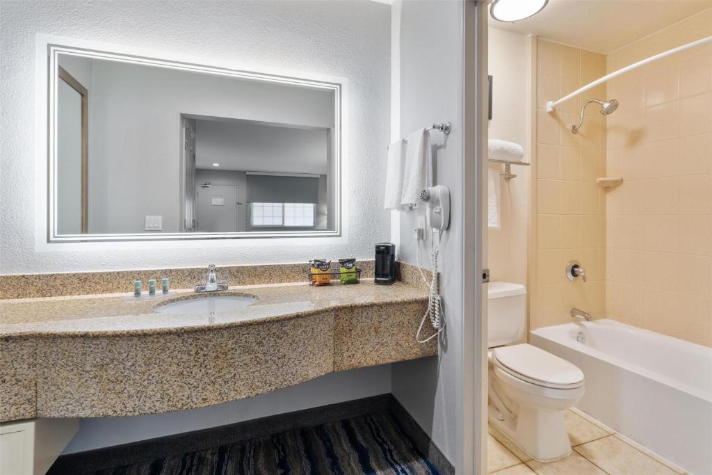 Ein Badezimmer in der Unterkunft Best Western San Diego&#47;Miramar Hotel