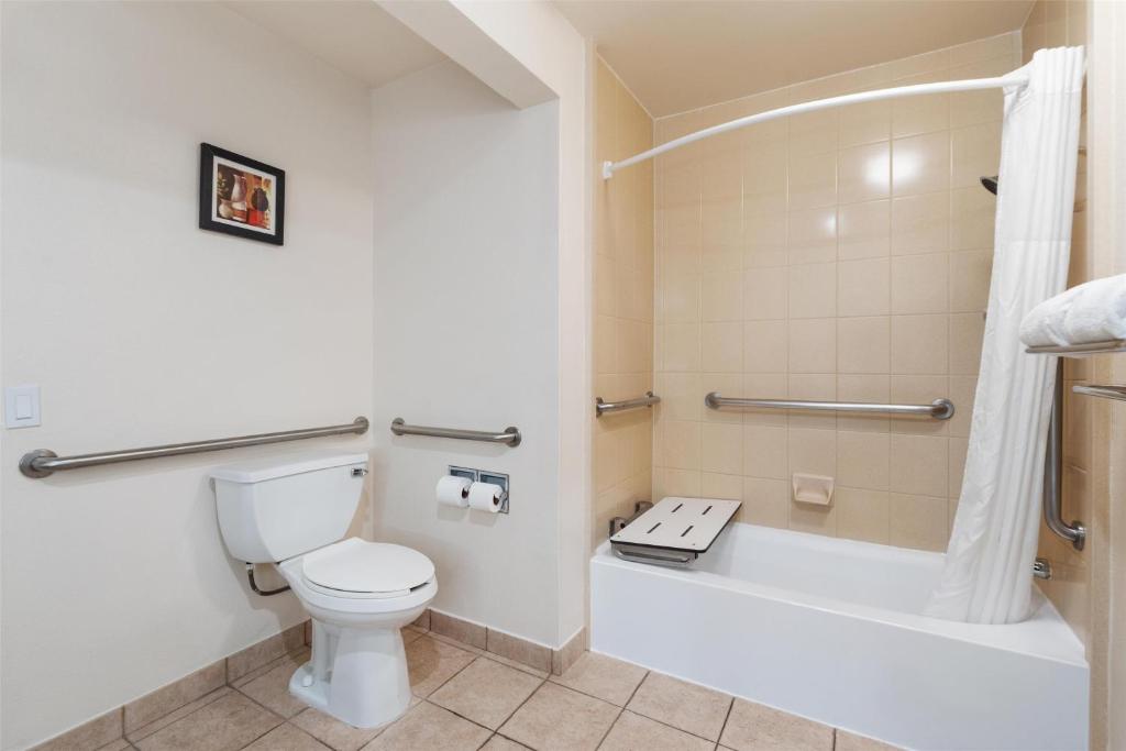 Ein Badezimmer in der Unterkunft Best Western San Diego&#47;Miramar Hotel
