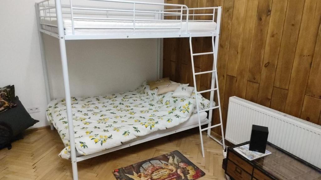 una camera con un letto a castello e una scala di Apartament Piłsudskiego Zacisze Centrum a Rzeszów