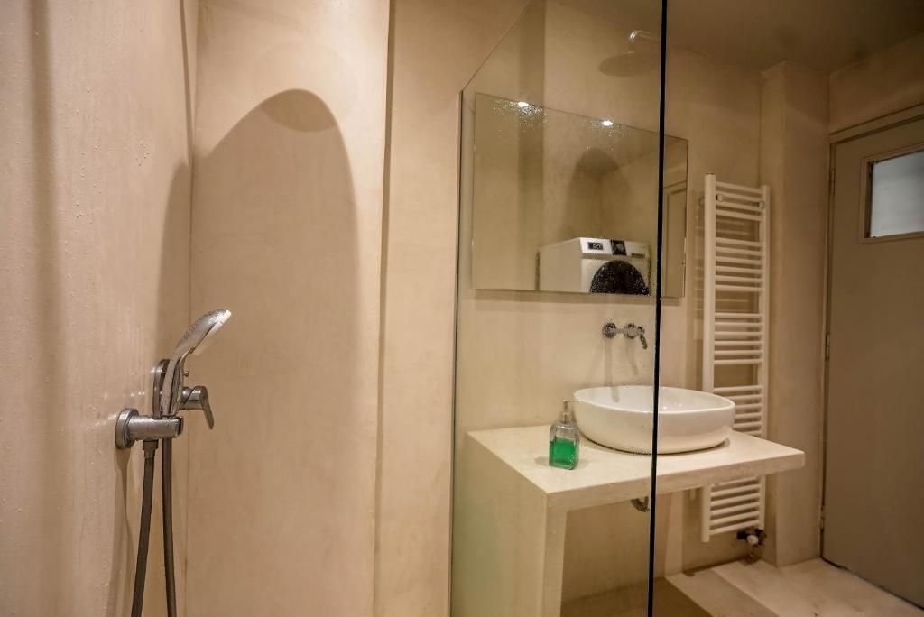 Koupelna v ubytování Economy shared apartment in central Athens