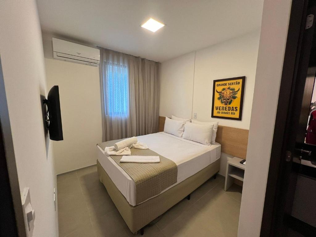 een hotelkamer met een bed en een televisie bij Edificio Liv P.Verde Apto 1013-Mandi Hospitalidade in Maceió