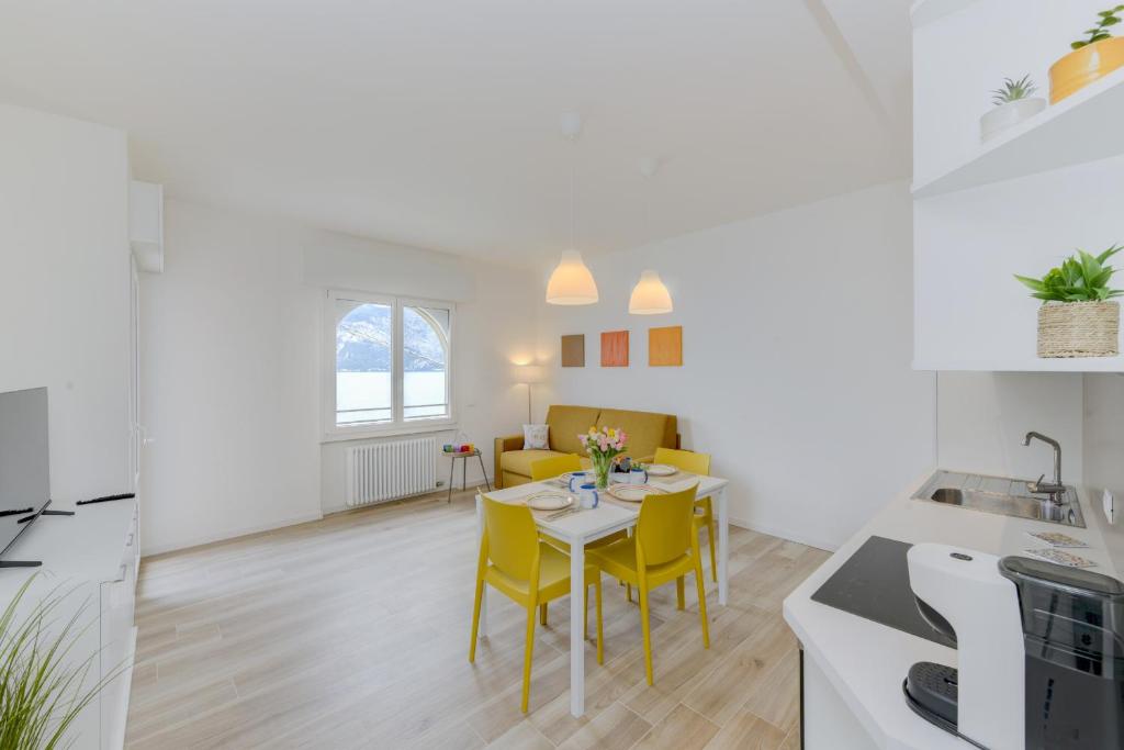 Kuchyň nebo kuchyňský kout v ubytování MGH- Peler del Garda Lakeview Apartment