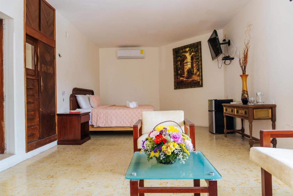 Postel nebo postele na pokoji v ubytování Casa Chetumal Hotel