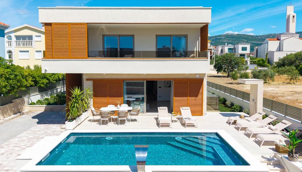 Villa San Pietro A Luxurious Seaside Retreat in Kaštel Štafilic