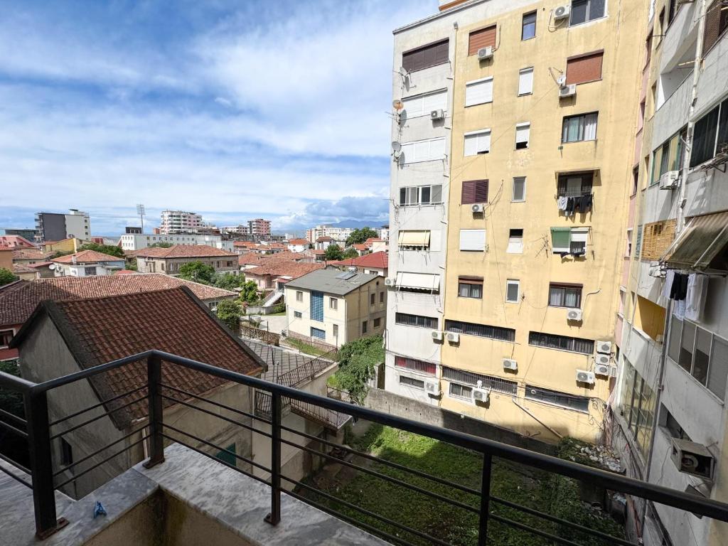 Rõdu või terrass majutusasutuses Shkodra Apartments
