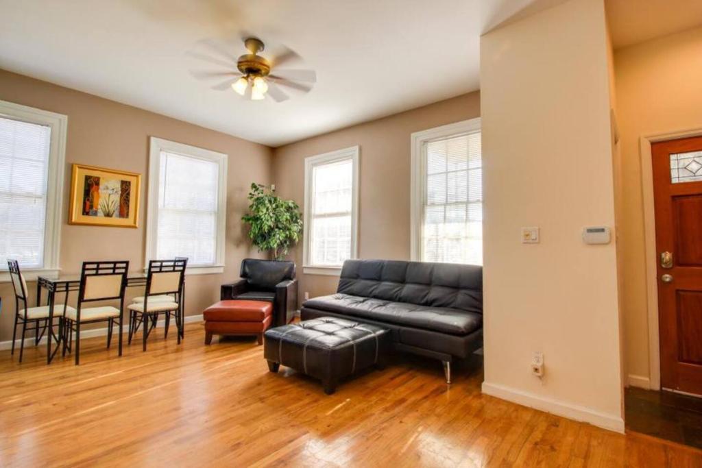 salon z kanapą, stołem i krzesłami w obiekcie Downstairs 2BD, Downtown Savannah w mieście Savannah