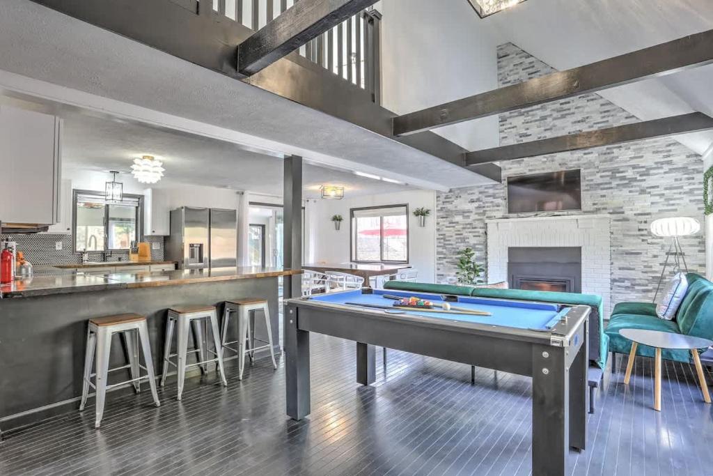 Τραπέζι μπιλιάρδου στο Modern 4 Bedroom Home with Sauna and Game Room in Gated Lake Community