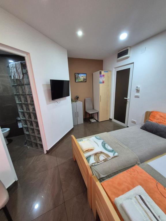 TV a/nebo společenská místnost v ubytování Lena lux