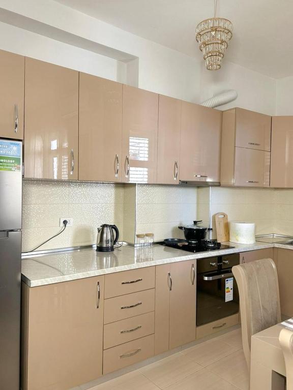 Кухня или мини-кухня в Shkodra Apartments
