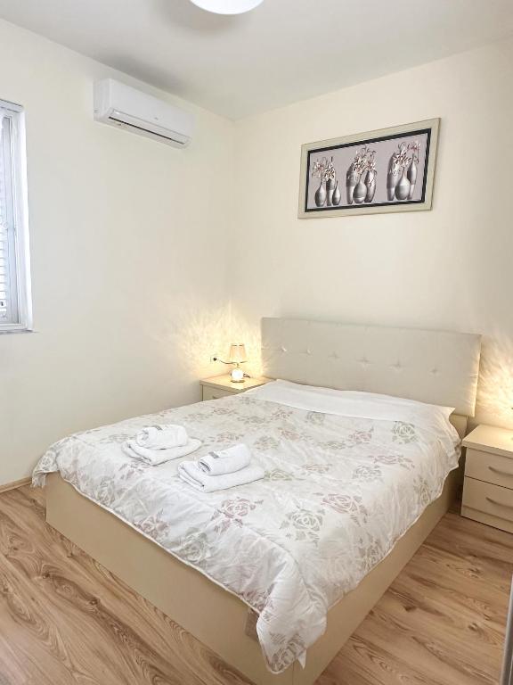 Кровать или кровати в номере Shkodra Apartments