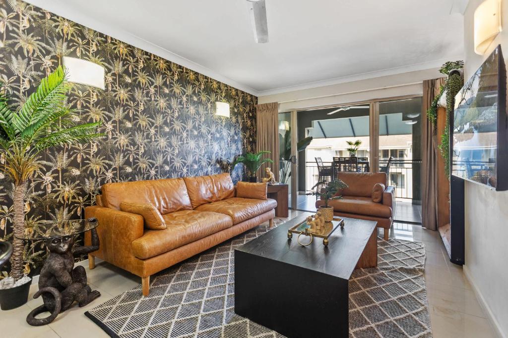 Khu vực ghế ngồi tại Jungle Retreat Cairns - 9 Pools I Gym I BBQ