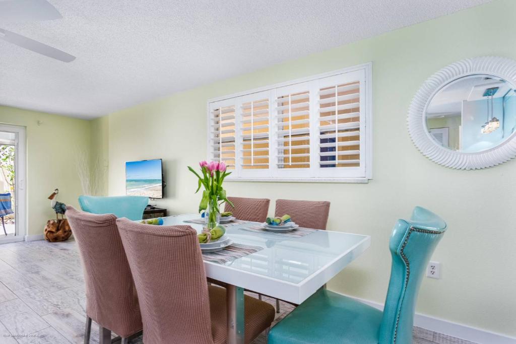 Area soggiorno di Lulu's Crescent Cottages - Entire two unit complex
