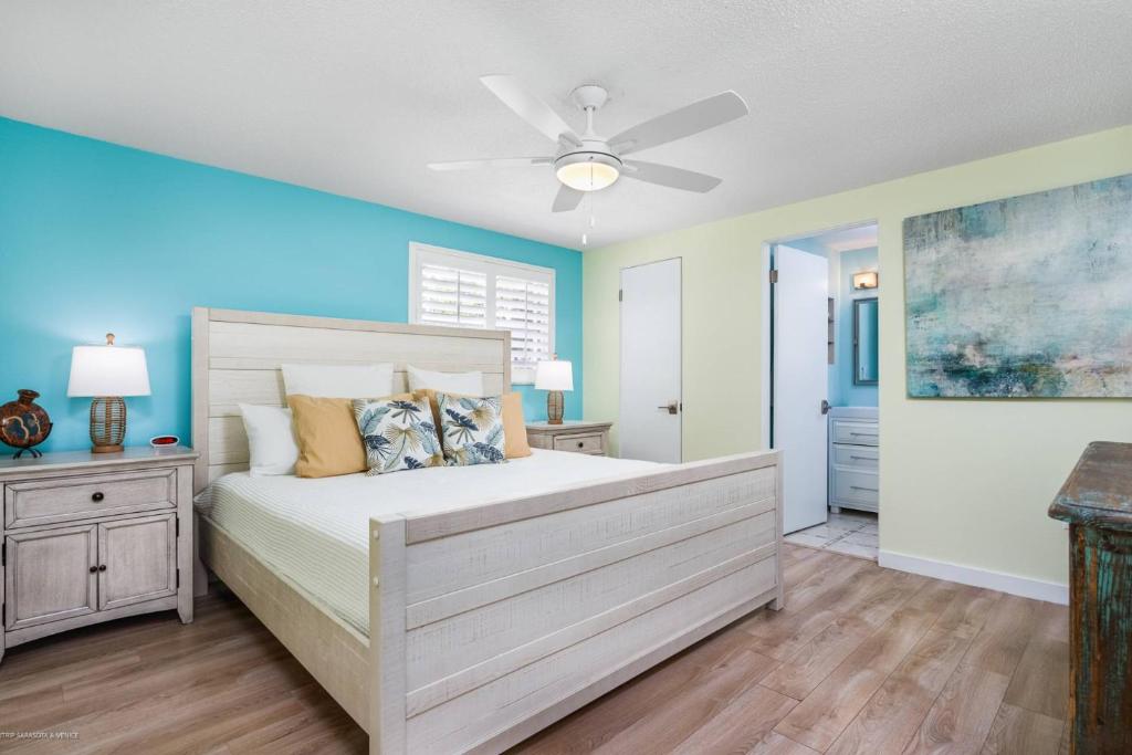 Letto o letti in una camera di Lulu's Crescent Cottages - Entire two unit complex