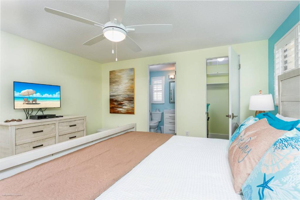 TV o dispositivi per l'intrattenimento presso Lulu's Crescent Cottages - Entire two unit complex